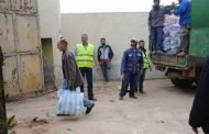 أي كرامة لفقراء الوطن عندما يتم توزيع قفة رمضان بواسطة شاحنات القمامة !