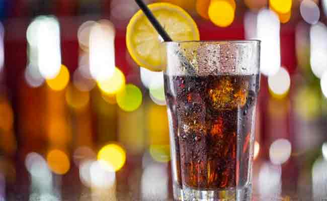 5 تأثيراتٍ سلبيّة للمشروبات الغازية على العلاقة الحميمة