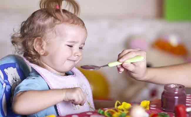 لهذه الأسباب قد يرفض طفلك تناول الطعام!