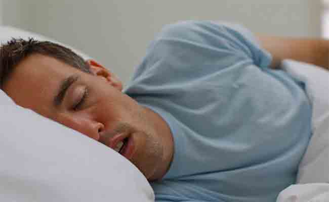 ما الذي يسبب سيلان اللعاب أثناء النوم؟