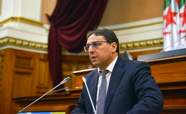 وزير العلاقات مع البرلمان يقدم عرضا حول مشروع قانون القضاء العسكري