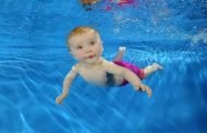 كيف تحمين طفلك قبل السباحة؟