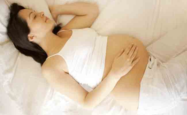 للحامل، هل تعرفين مدى خطورة النوم على ظهرك؟
