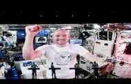 حينما يعزف رائد فضاء مع فريق موسيقي على المباشر من محطة الفضاء الدولية