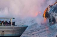 حجر بركاني يصيب قارب سياحي في هاواي