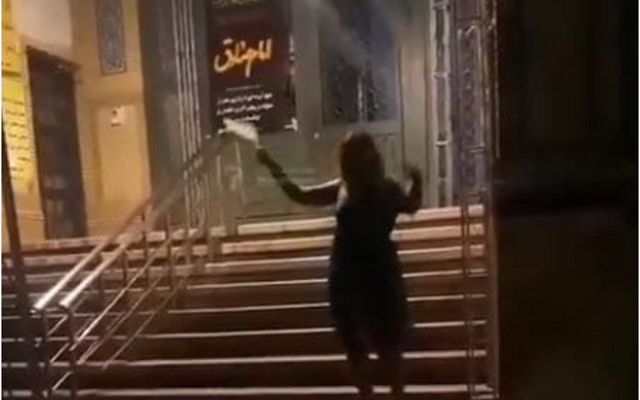 في إيران سيدة ترقص بطريقة مثيرة على سلالم أحد المساجد