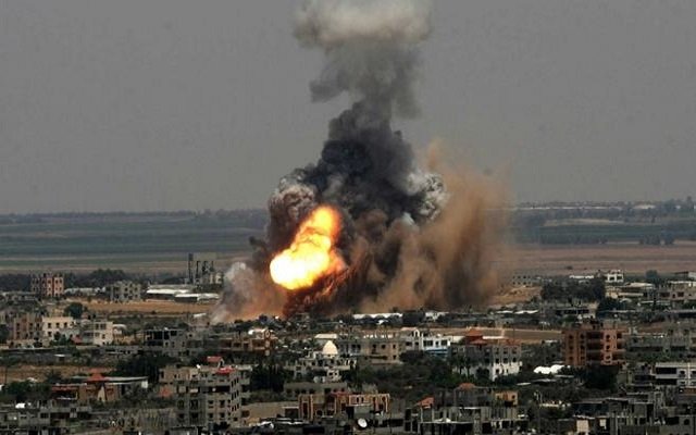 إصابة العشرات ومقتل فلسطينيين في غارة إسرائيلية على غزة