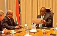 مساهل يسلم رسالة من رئيس الجمهورية إلى الرئيس الجنوب إفريقي