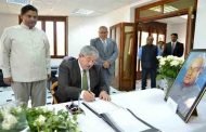 توقيع أويحيى على سجل التعازي بسفارة الهند بالجزائرعلى إثر وفاة الرئيس الهندي الأسبق