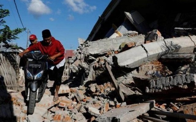 توقعات بمقتل آلاف بعد زلزال وأمواج مد في إندونيسيا