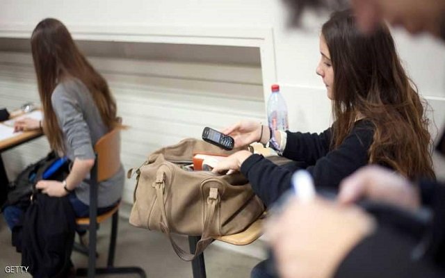 للمزيد من الجدية فرنسا تمنع استخدام الهواتف  في المدارس