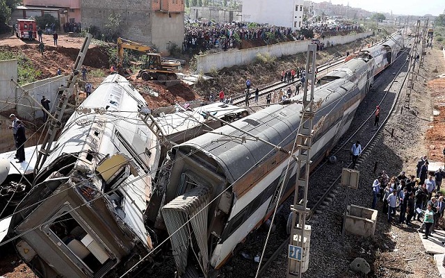 وفاة 20 شخص وإصابة العشرات في خروج قطار عن القضبان بالمغرب