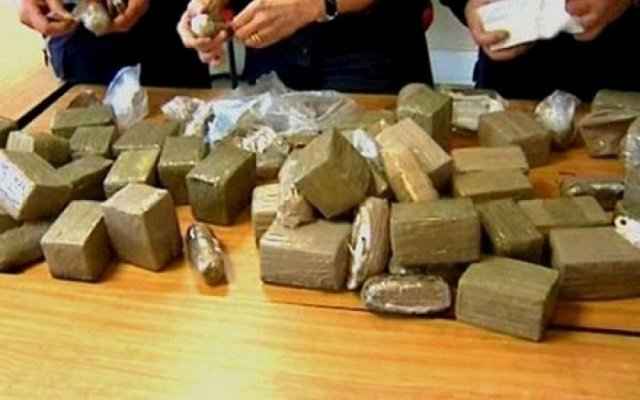 الجيش يوقف خمس تجار مخدرات ويحجز 129 كلغ من الكيف