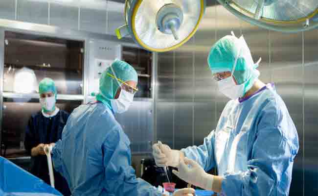 إجراء طاقم طبي فرنسي عمليات جراحية لـ18 طفلا مصابا بتشوهات خلقية قلبية معقدة بتيبازة