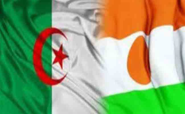 الجزائر تقدم 5 حافلات من صنع وطني هبة للنيجر