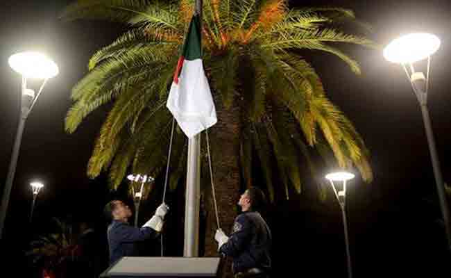 الجزائر ترفع  العلم الوطني بمقر وزارة الشؤون الخارجية بمناسبة الذكرى ال64 لاندلاع الثورة التحريرية
