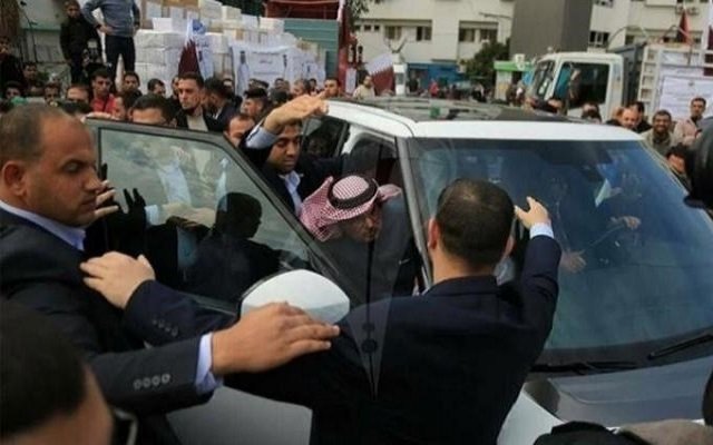 رشق موكب السفير القطري بعد دفع قطر رواتب الموظفين في قطاع غزة