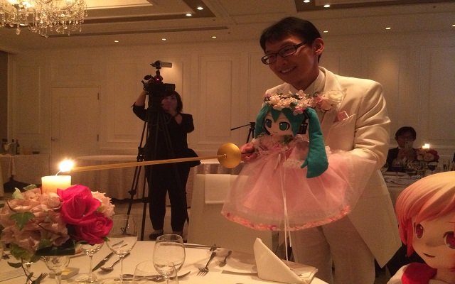 كوكب اليابان شخص يتزوج من صورة ثلاثية الأبعاد لشخصية كرتونية