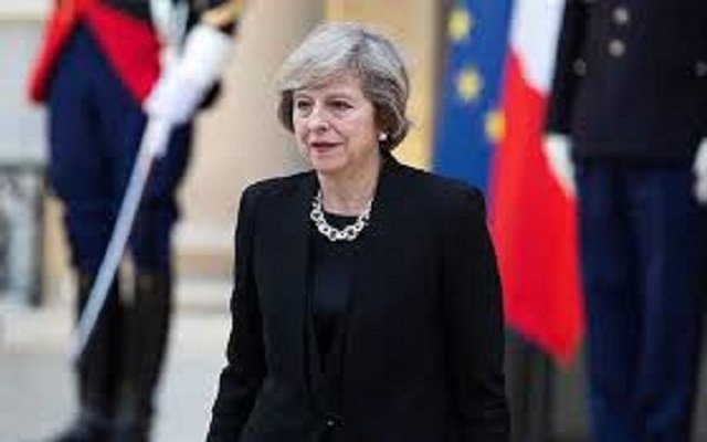 رئيسة وزراء بريطانيا أبقى في منصبي أو نبقى في الاتحاد الأوروبي
