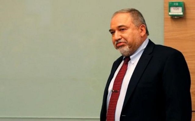 وقف إطلاق النار في غزة يتسبب باستقالة وزير الدفاع الإسرائيلي