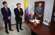 توقيع بن صالح في سجل التعازي أثر وفاة الرئيس الكولومبي الأسبق