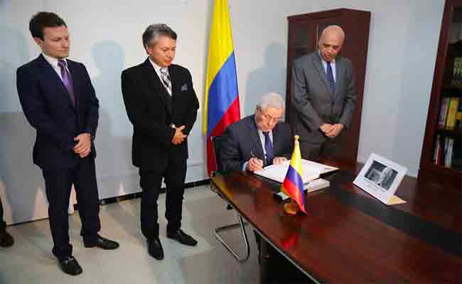 توقيع بن صالح في سجل التعازي أثر وفاة الرئيس الكولومبي الأسبق