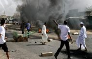 شرطة السودان تعنف المتظاهرين تطلق الغاز المسيل للدموع