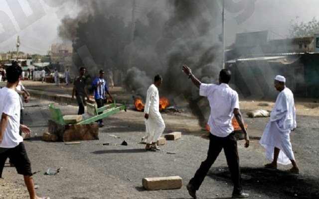 شرطة السودان تعنف المتظاهرين تطلق الغاز المسيل للدموع