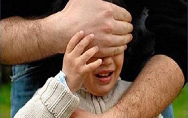 حارس يغتصب طفلة عمرها ثلاث سنوات بكل وحشية بعد أن أغواها بالحلوى