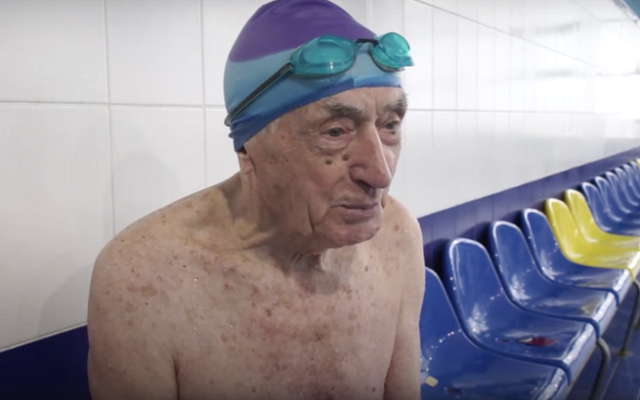 العجوز بطل يحقق لقبًا عالميًا بالسباحة