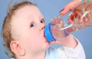 ما هي كمية الماء المناسبة لطفلك؟ الامر مرتبط بوزنه واليك التفاصيل