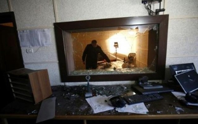مجهولون يخربون  مبنى هيئة اذاعة وتلفزيون فلسطين