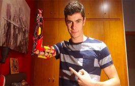 قام بصنع ذراع اصطناعية من Lego وسنه لا يتجاوز 19