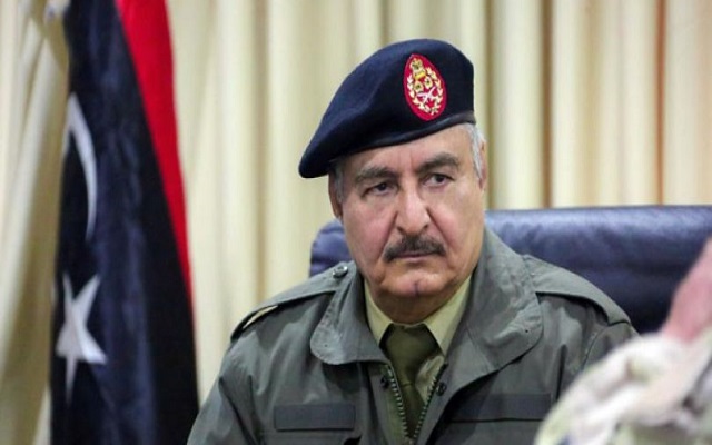 القائد العسكري خليفة حفتر ممنوع الإقتراب من النفط