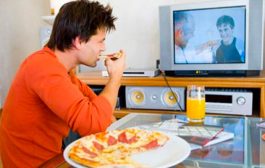 لماذا يعتبر تناول الطعام أثناء مشاهدة التلفزيون عادة مضرّة بالصحة؟