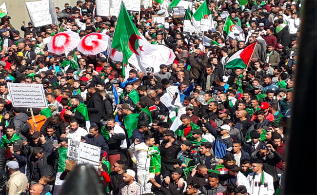 الشعب الجزائري يخرج للجمعة السادسة على التوالي في جمعة الإصرار