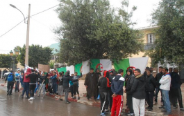 مظاهرة حاشدة أمام مقر بلدية قديل بوهران تطالب رئيس البلدية بالرحيل