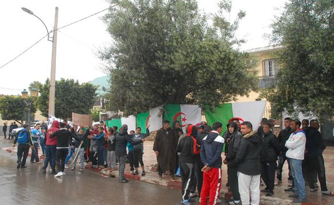 مظاهرة حاشدة أمام مقر بلدية قديل بوهران تطالب رئيس البلدية بالرحيل