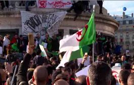الآلاف من الجزائريين ينظمون بفرنسا مظاهرات تطالب بالتغيير 