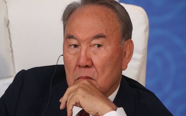 الرئيس الكازاخستاني يتنحى عن الحكم بعد ثلاثة عقود في السلطة
