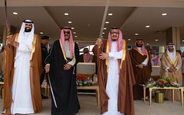أمير قطري معارض يرقص مع الملك السعودي