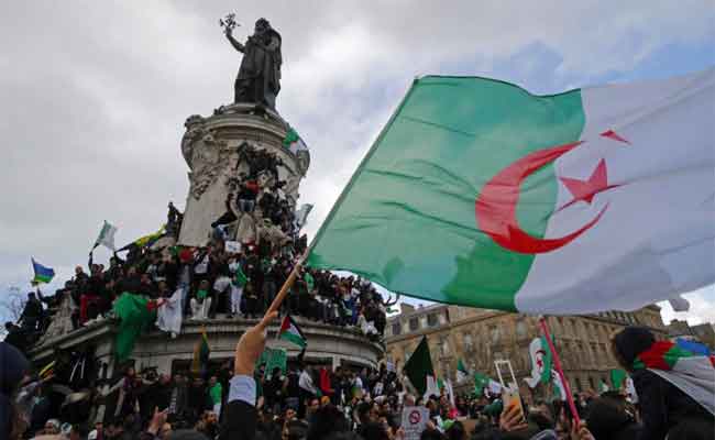 الجالية الجزائرية بباريس تتشبت برحيل رموز النظام في تجمعها العاشر