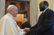 من أجل السلام البابا يقبل أقدام زعماء جنوب السودان
