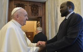 من أجل السلام البابا يقبل أقدام زعماء جنوب السودان