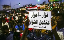 المجلس العسكري يحذر والمتظاهرون يغلقون الطرق في الخرطوم