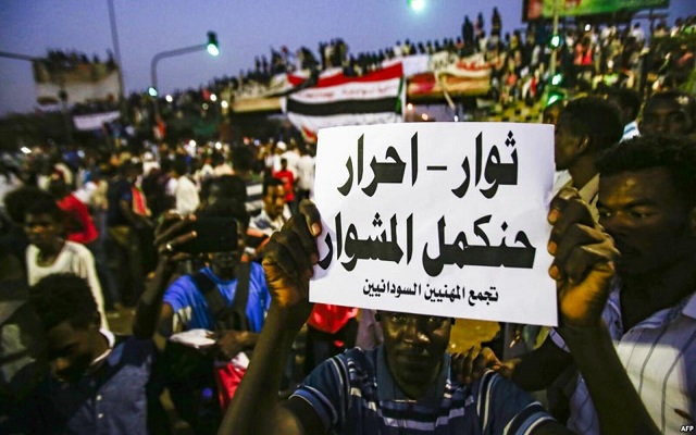 المجلس العسكري يحذر والمتظاهرون يغلقون الطرق في الخرطوم