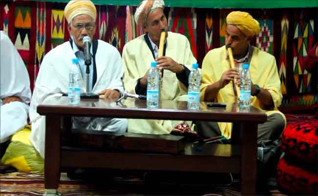 الشيخ الميلود الفيالاري يتحف الجمهور بأغانيه البدوية الأصيلة في حفل ختام أيام الانشاد الديني و التراث الشعبي