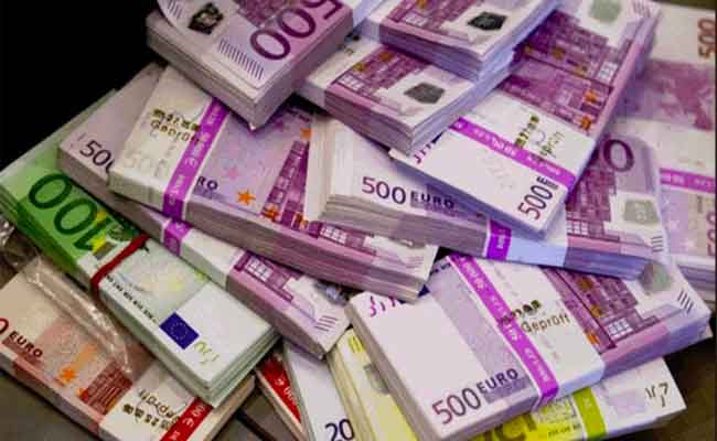 إحباط محاولة تهريب 570 الف اورو و 101 الف دولار بمطار هواري بومدين