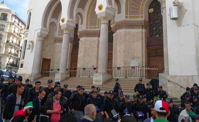 ولاية الجزائر تمنع استعمال سلالم البريد المركزي