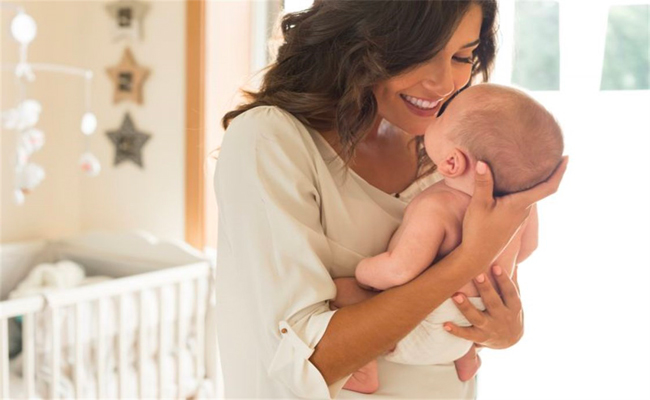 5 تأثيرات نفسيّة قد تواجه الأم بعد الولادة!